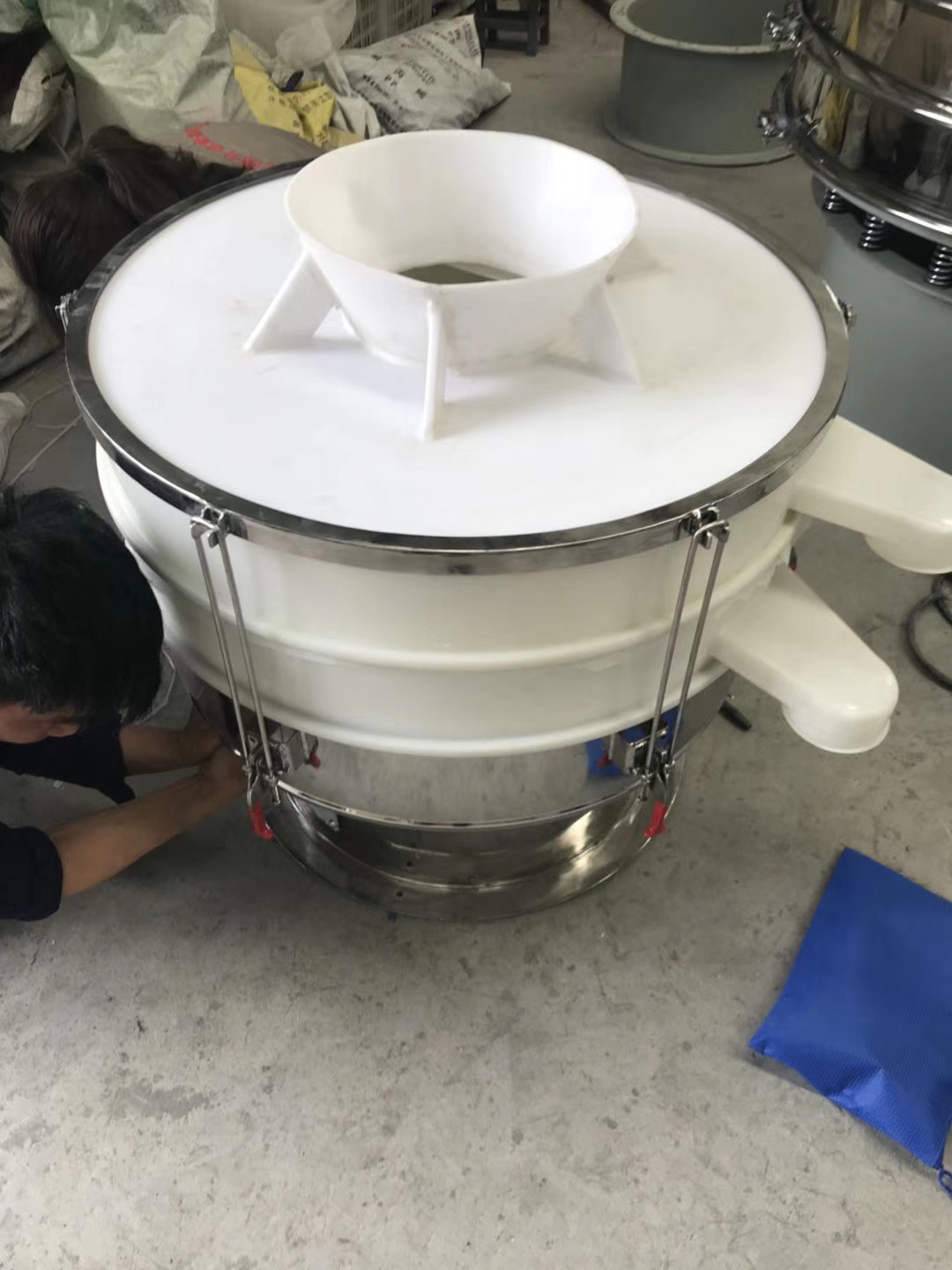 食品級(jí)振動(dòng)篩那里生產(chǎn)食鹽、白砂糖篩選機(jī)